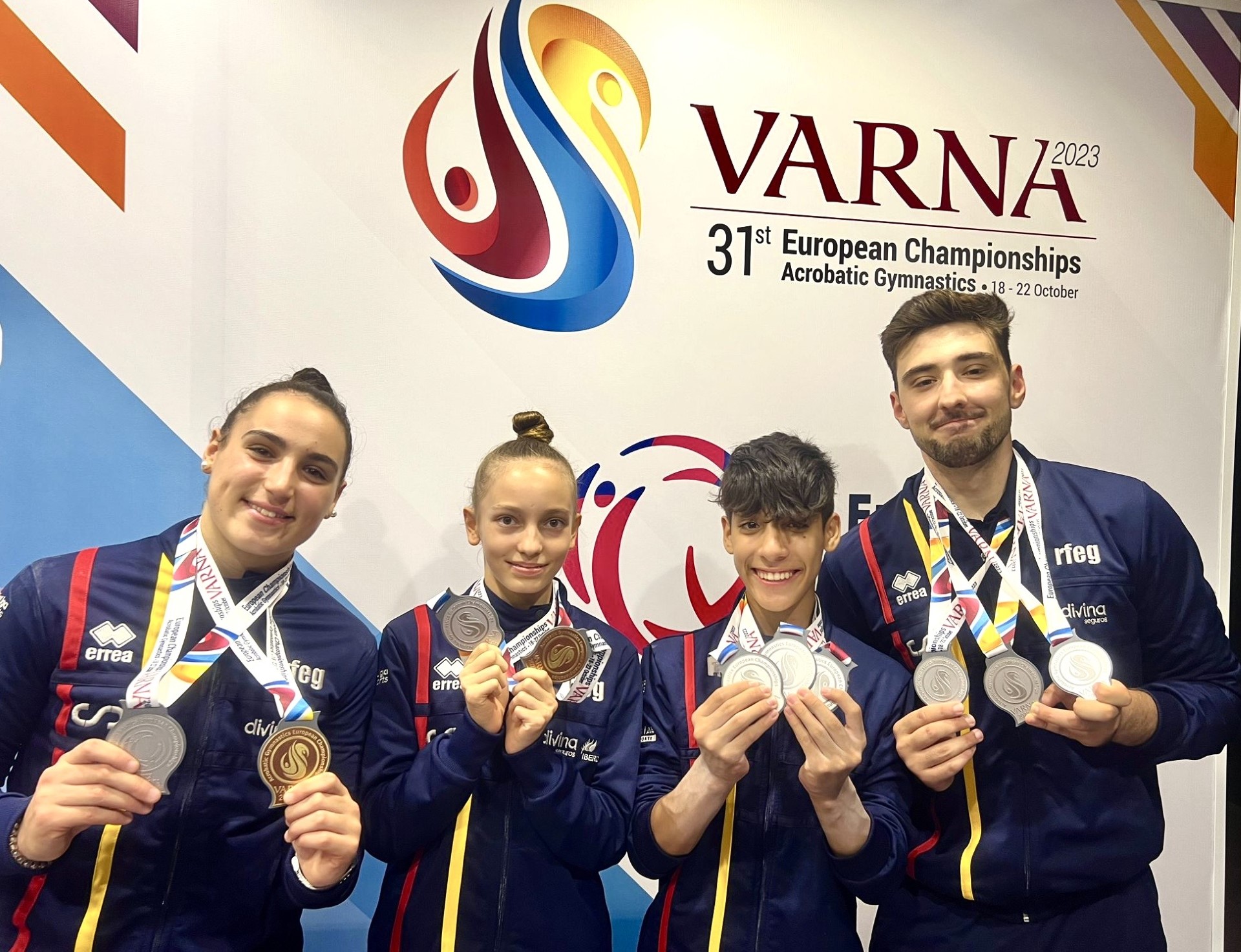 Gimnastas acrobáticos españoles con medalla. Fuente: Rfeg