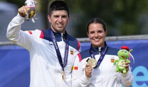 Oro y plaza olímpica para el arco recurvo por equipos mixtos