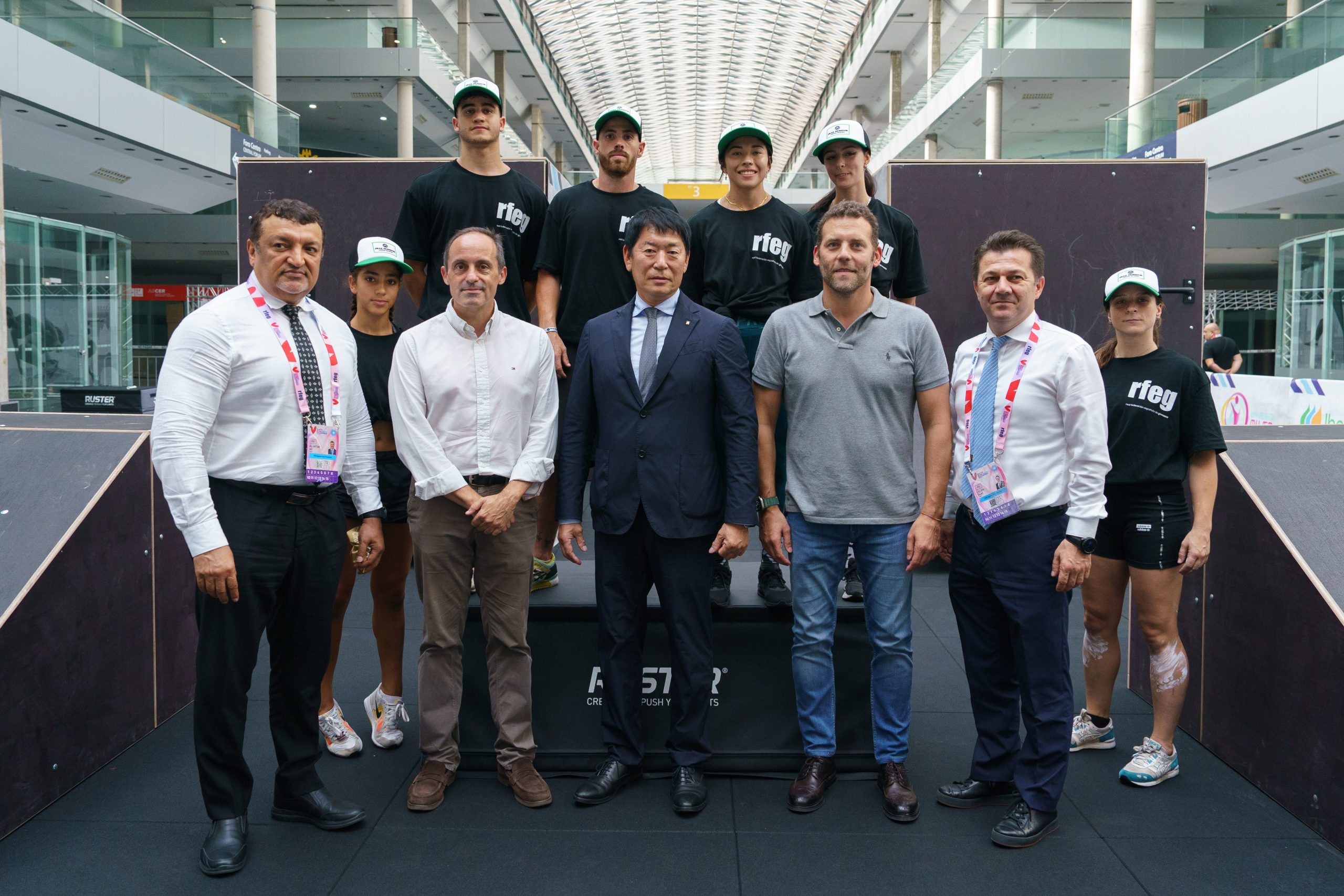 Morinari Watanabe, Suat Celen, Ali Al-Hitmi, Jesús Carballo y Armando Nieto, junto a deportistas de parkour. Fuente: Rfeg