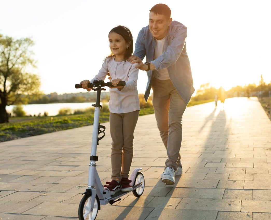 Niña en patinete. Fuente: Freepik