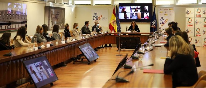 Irene Lozano con las capitanas de fútbol de Primera. Fuente: CSD